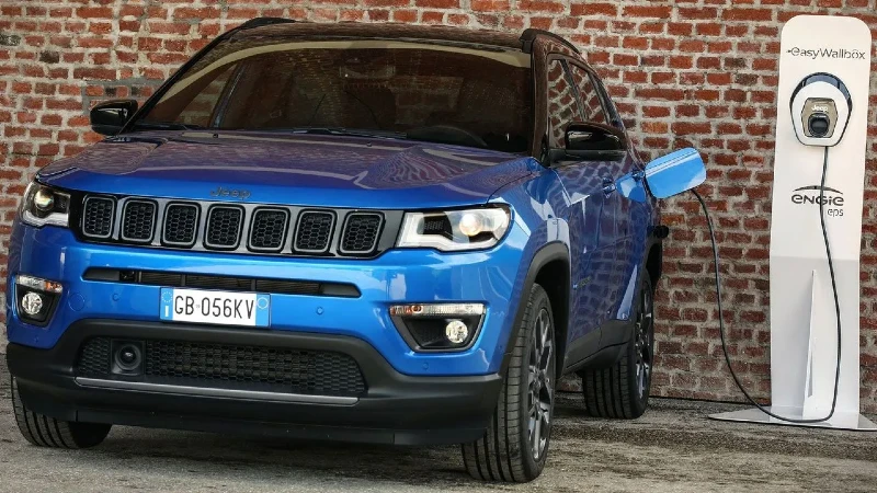 Jeep Compass 4xe carregando